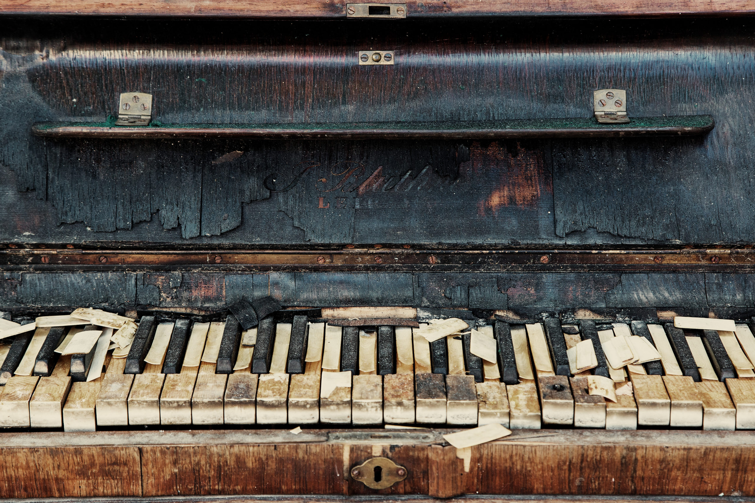 an old broken junk piano